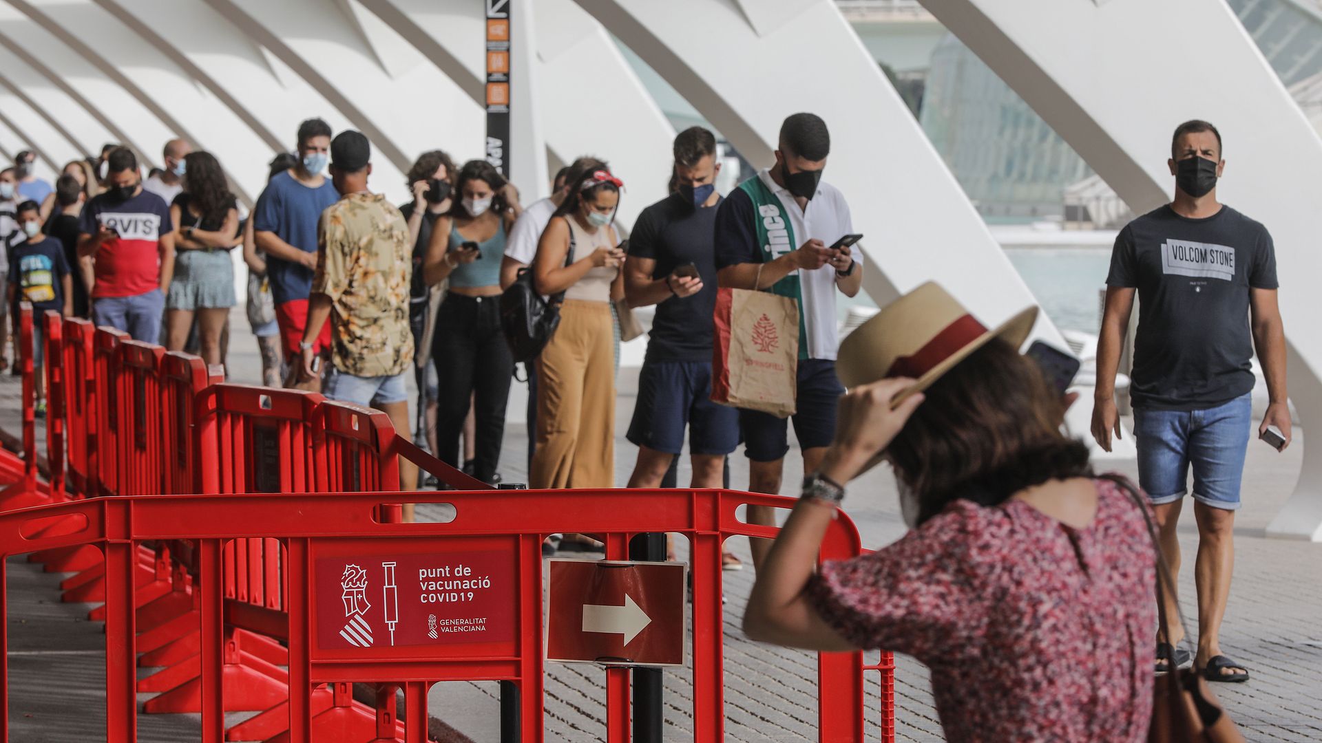A line of people wait to receive the vaccine against Covid-19 in the vaccination centre launched in the Ciutat de les Arts i les Ciències de Valencia, on 28 July, 2021