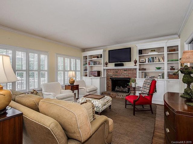 1701 Scotland Ave. living room