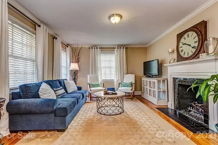 2433 Chesterfield Ave,liviong room