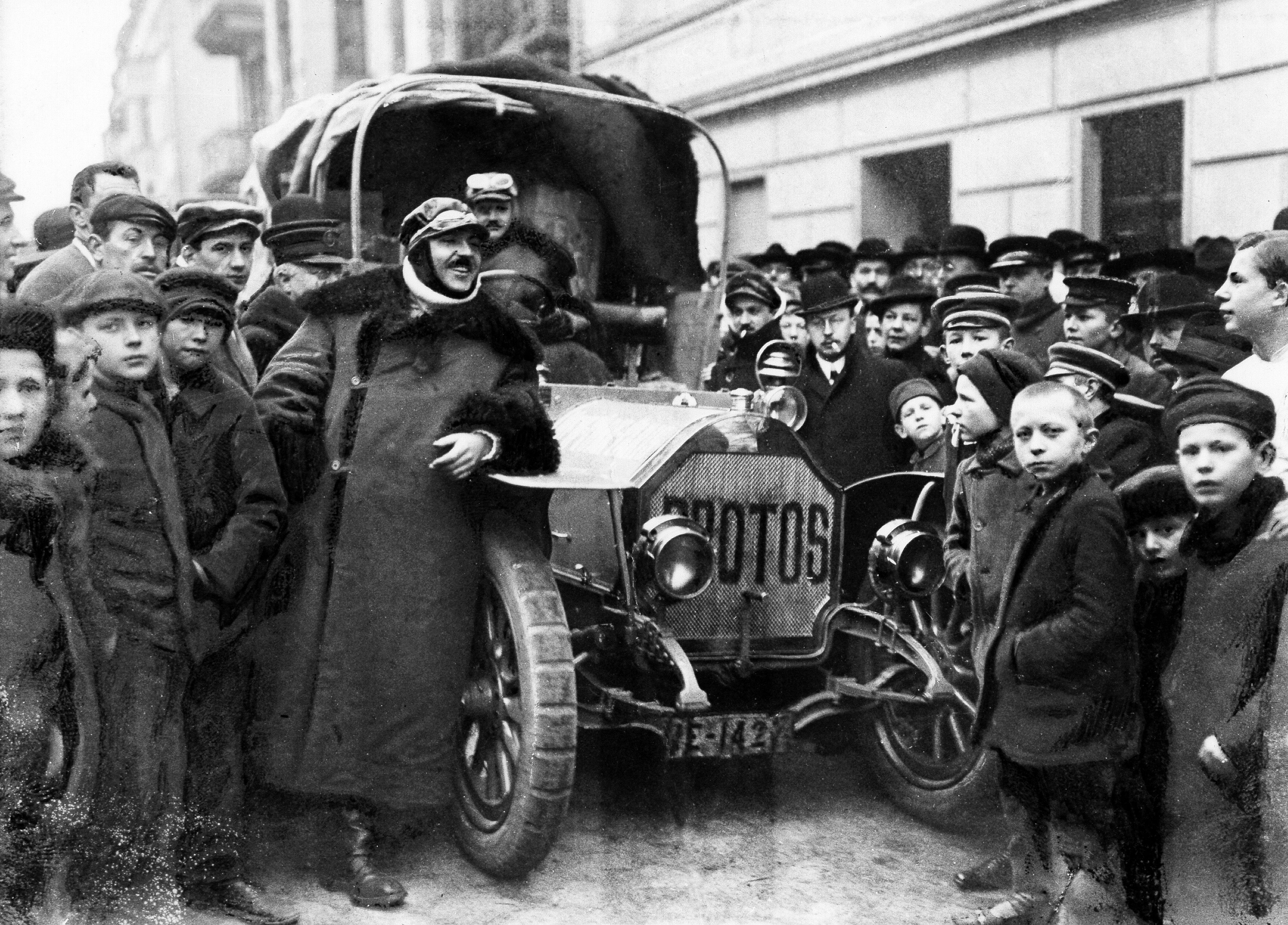 german children surrounding protos car before 1908 race