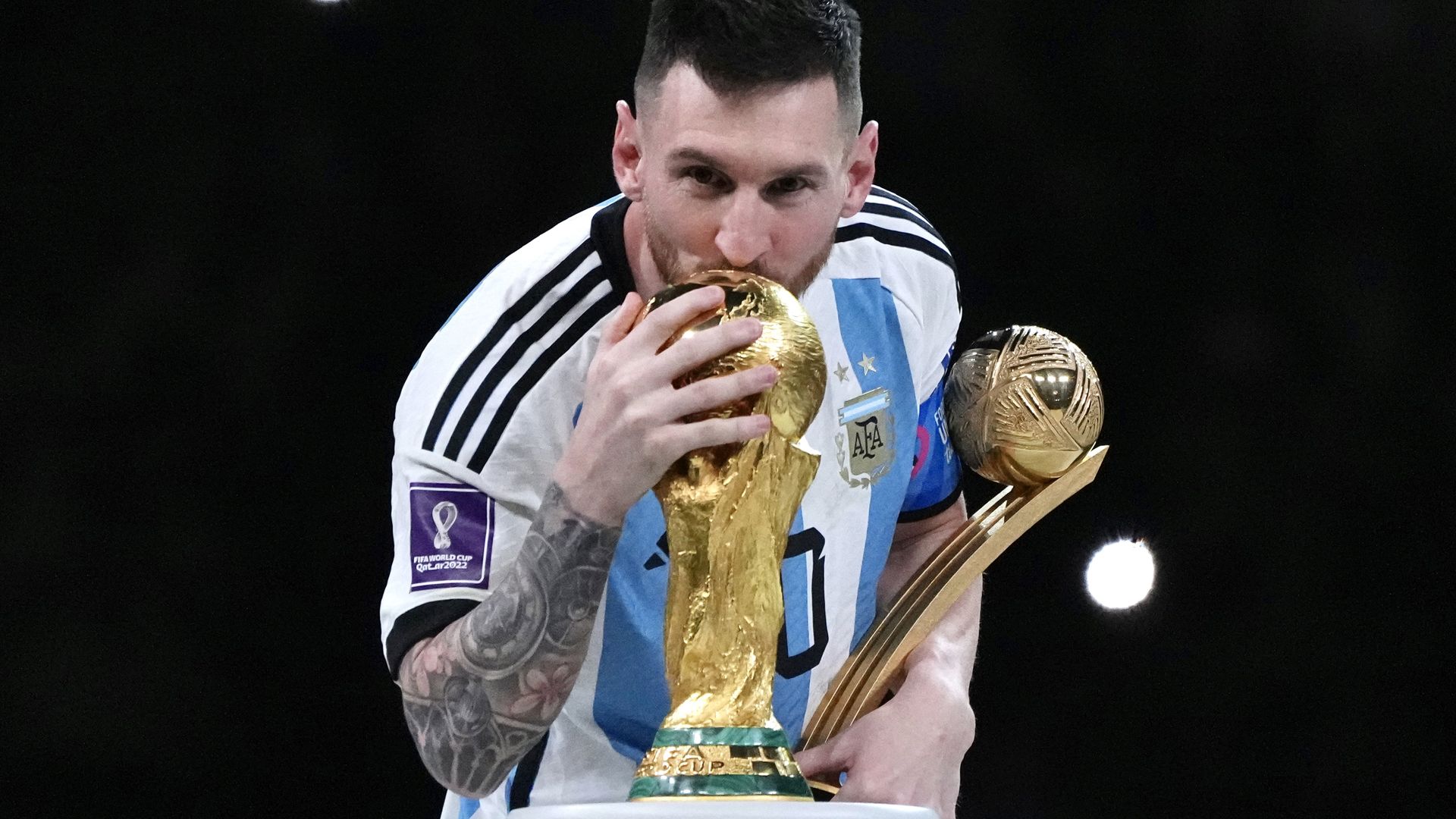 Messi kisses the World Cup trophy