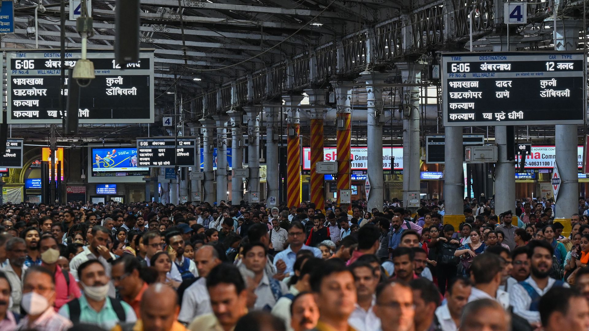 Crowds at a train station in Mumbai, India