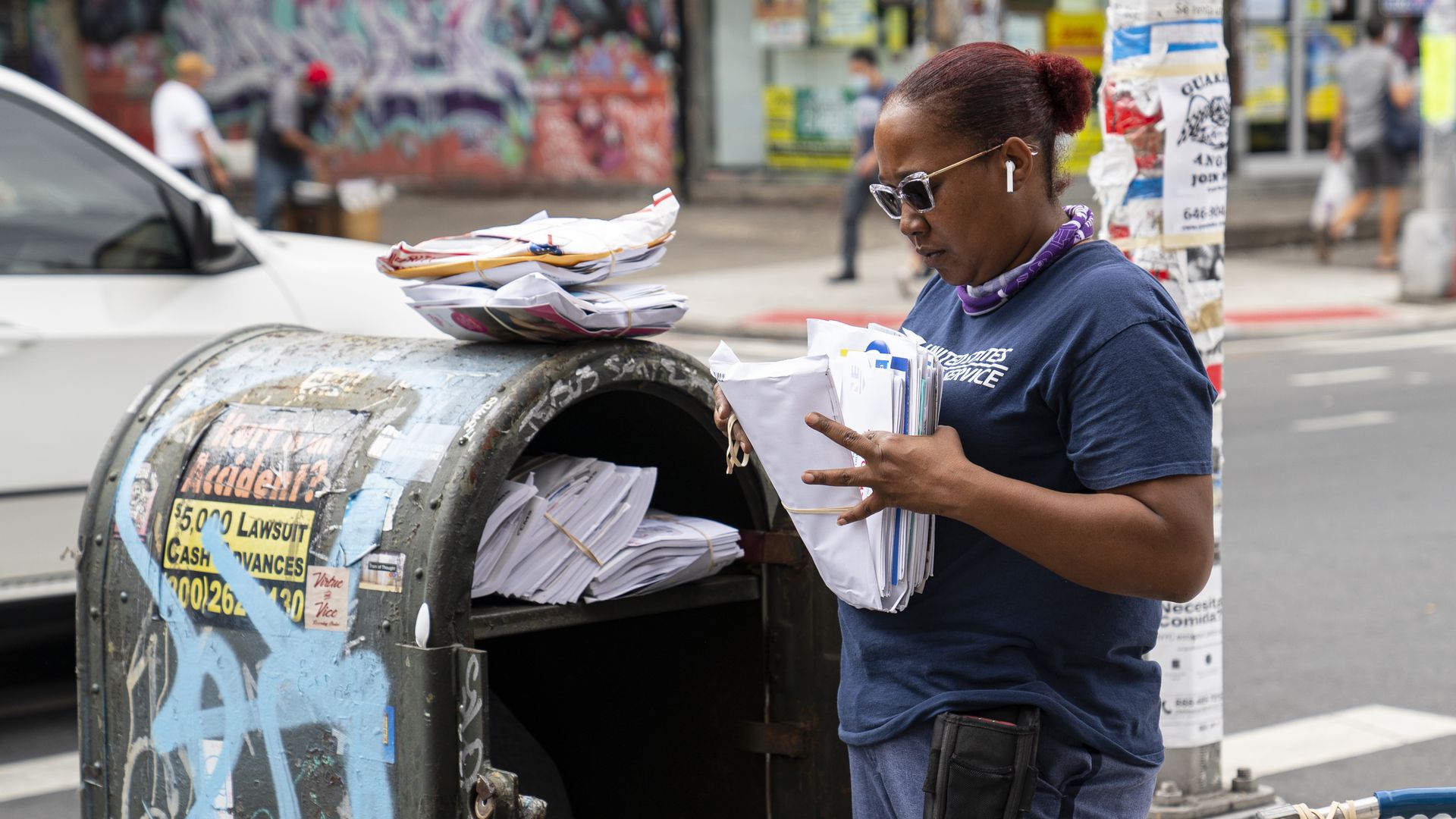 A U.S. Postal Service employee sorts mail at a distribution box September 26, 2020 in New York City.