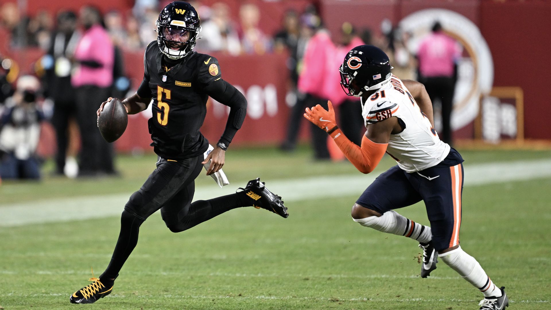  LANDOVER, MARYLAND - OCTOBER 27: Jayden Daniels #5 of the Washington Commanders carries the ball while being pursued by Kevin Byard III #31 of the Chicago Bears during the third quarter at Northwest Stadium on October 27, 2024 in Landover, Maryland. 