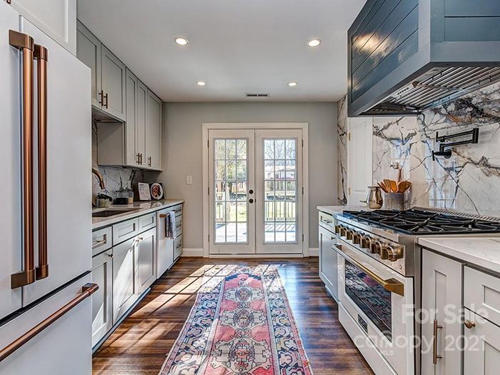 934 Dudley Dr kitchen