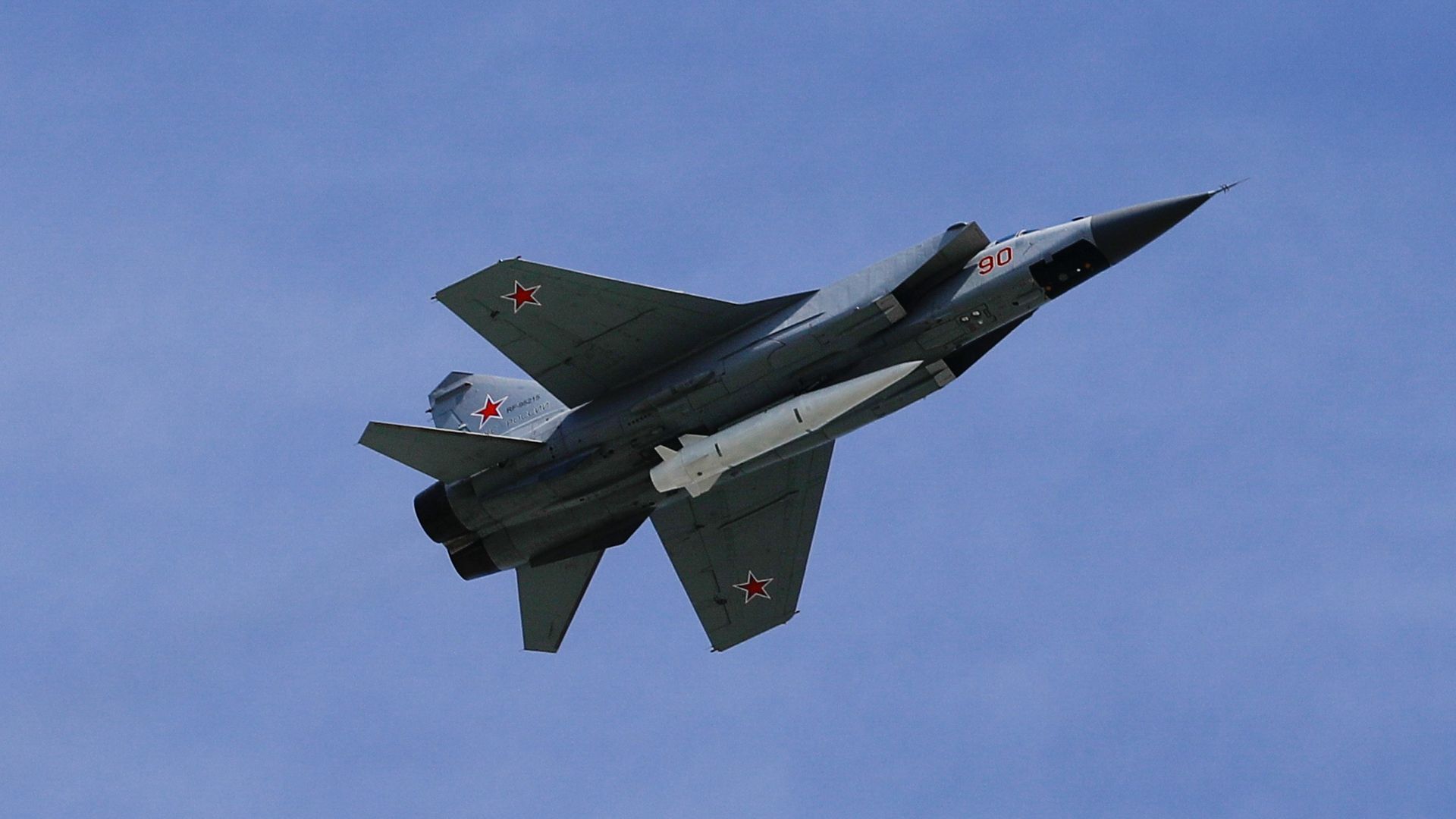 A MiG-31K fighter jet with a Kinzhal hypersonic missile attached.
