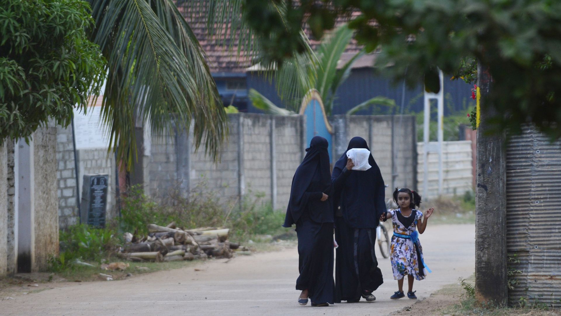 Sri Lanka bans face coverings after Easter Sunday bombings