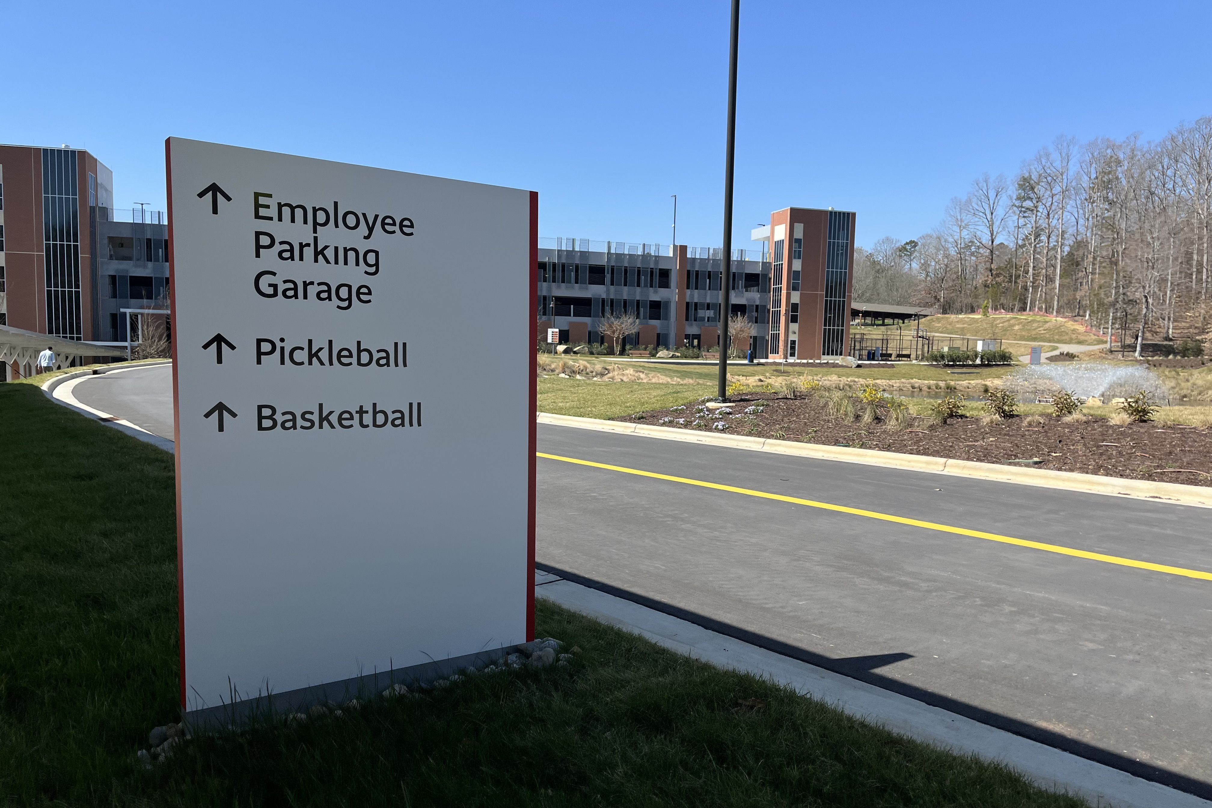 Sign to parking garage