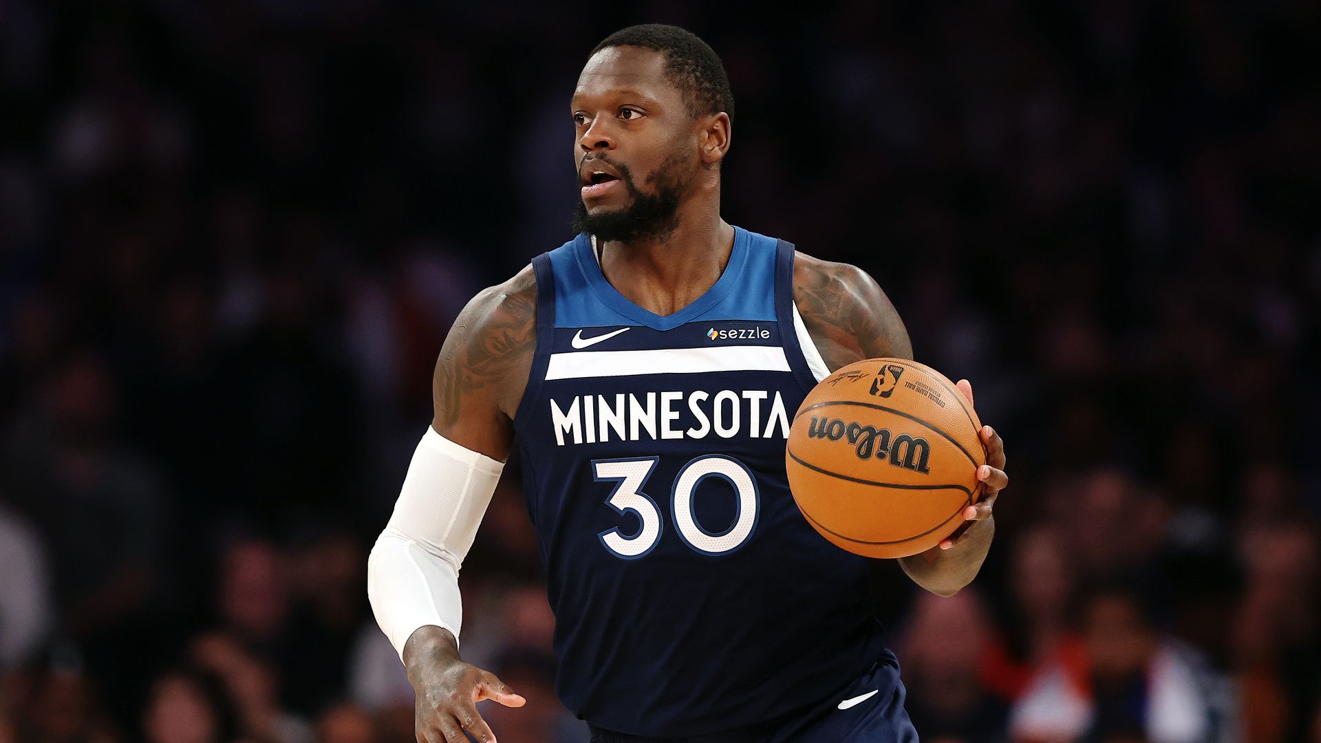 Julius Randle dribbles a basketball 