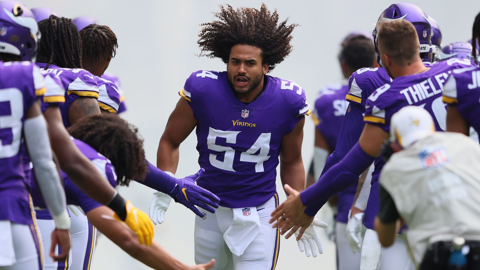 Eric Kendricks high fives teammates 