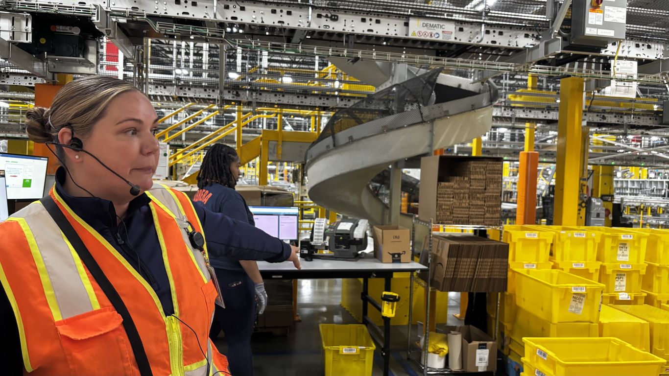 Amazon hiring 8,000 at $20 an hour