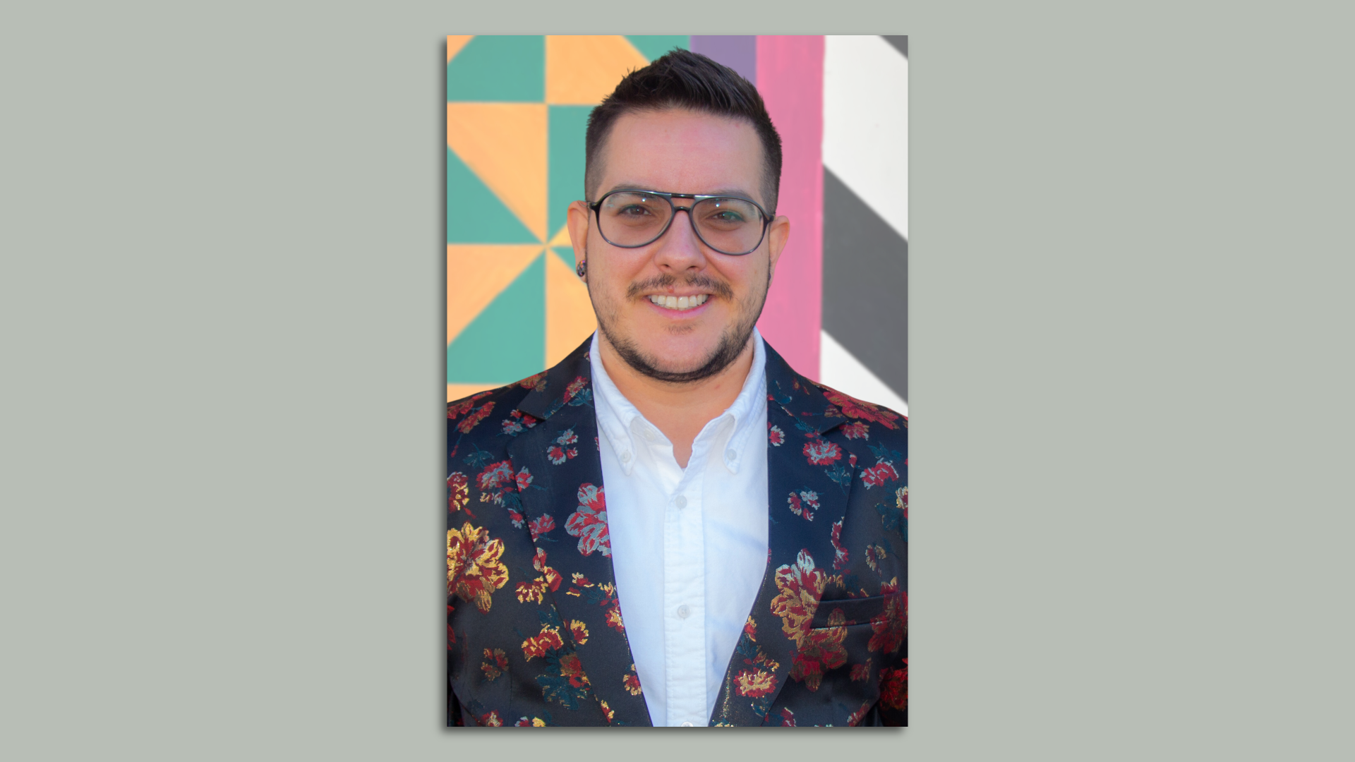 Photo of Pau Crego smiling at the camera in a suit decorated with flowers