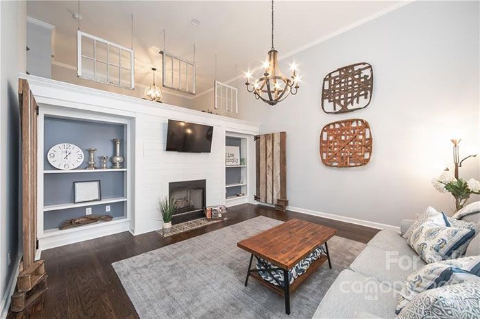 4806 South Hill View Dr, living room