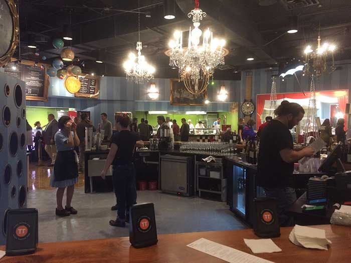 inside-amelies-uptown