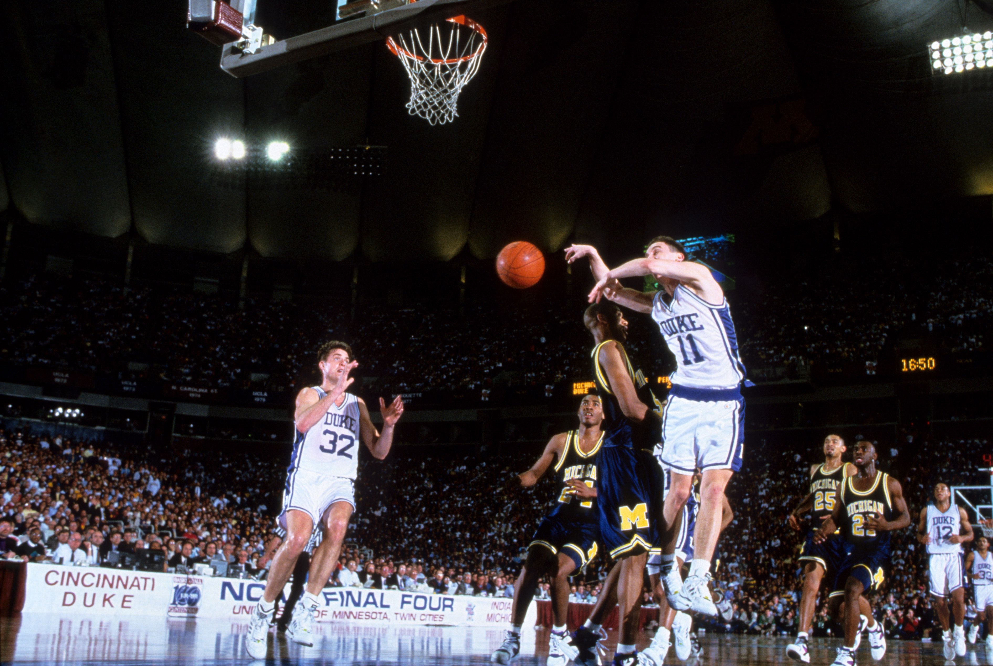 College Basketball: NCAA Final Four: Duke Bobby Hurley (11) in action, passing to Christian Laettner (32) vs Michigan at Hubert H. Humphrey Metrodome. Minneapolis, MN 4/4/1992 CREDIT: John W. McDonough (Photo by John W. McDonough /Sports Illustrated via Getty Images) (Set Number: X42700 )