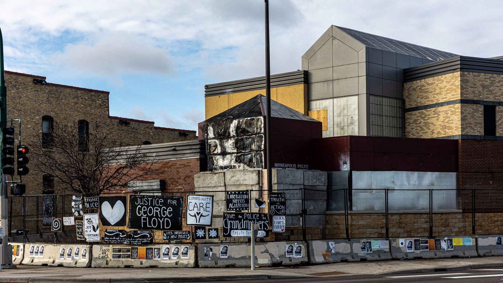 minneapolis third precinct building borded up and fenced