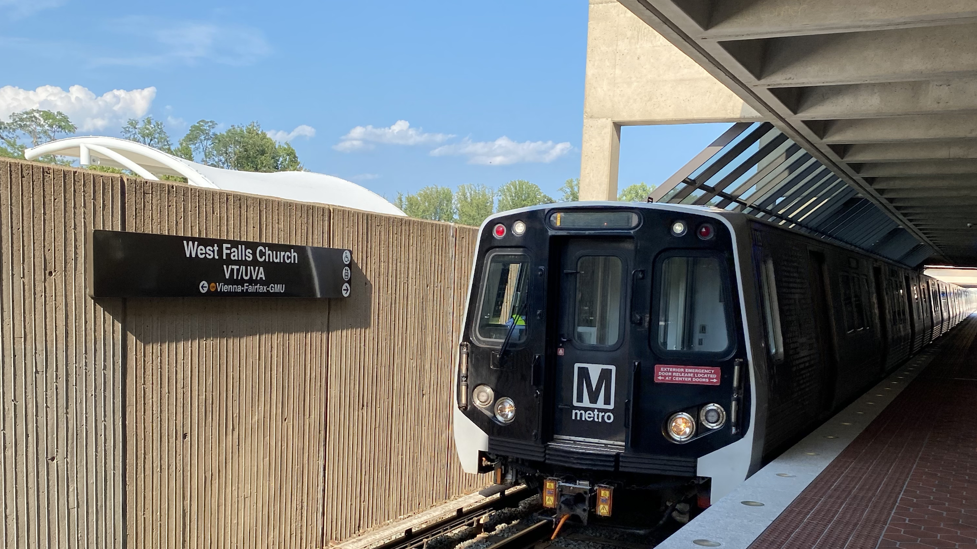 A 7000-series metro train at West Falls Church on the Orange line.