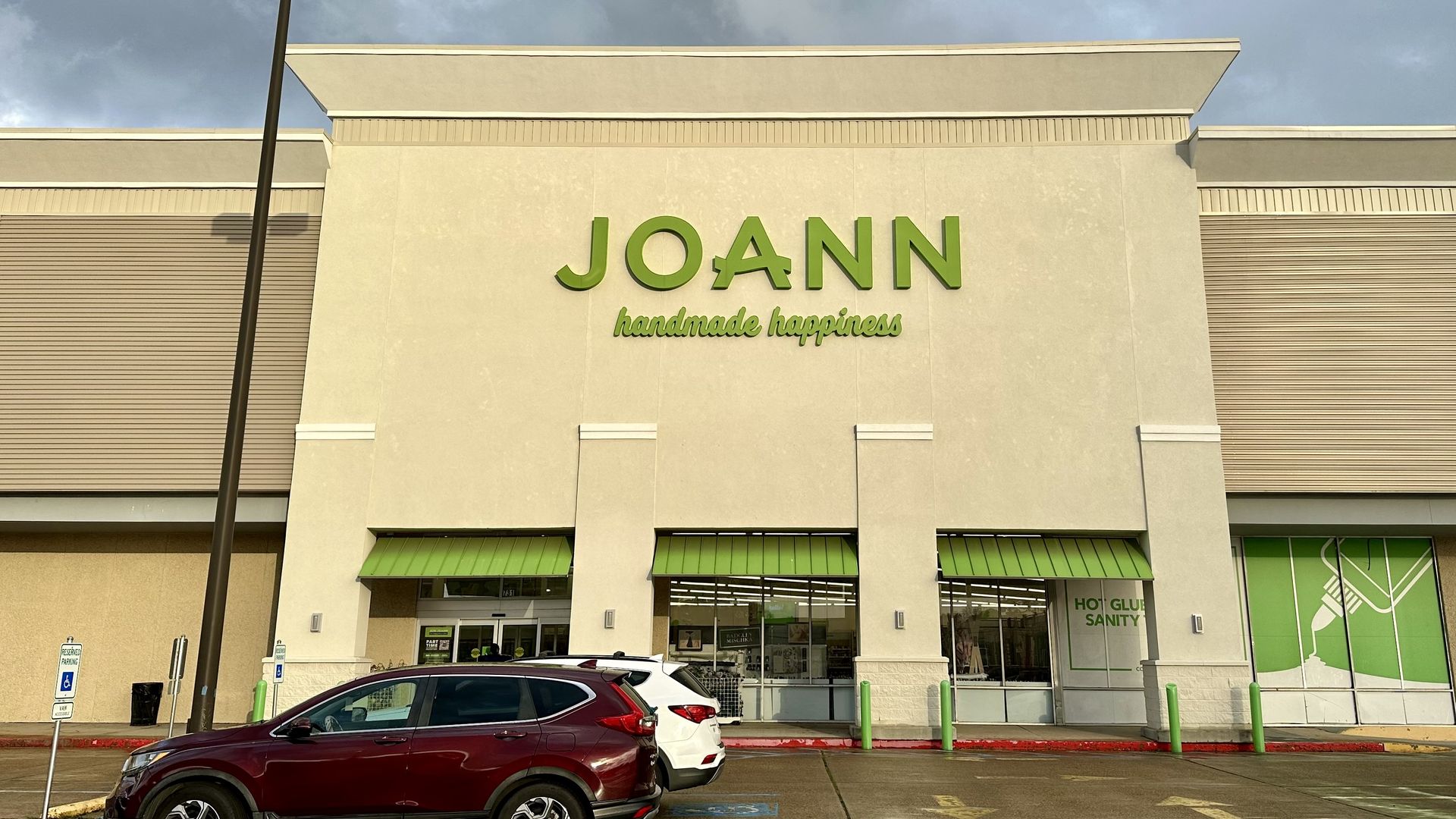 photo shows a Joann store front