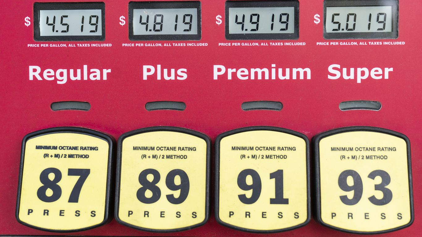 U.S. gas prices hit new record during Memorial Day weekend