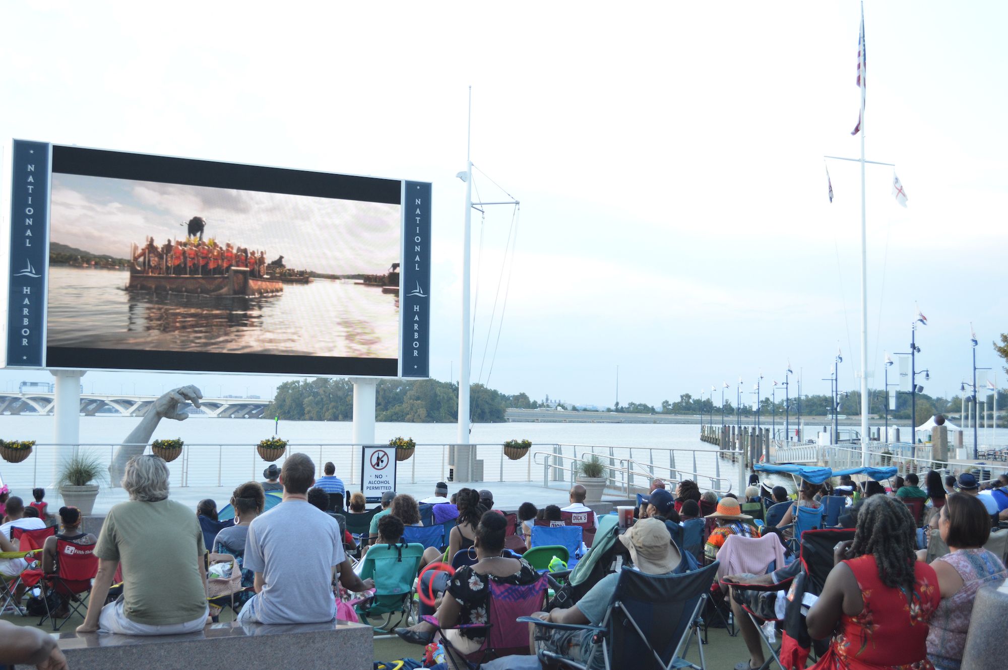 axios.com - Anna Spiegel - Free outdoor movie guide around D.C.