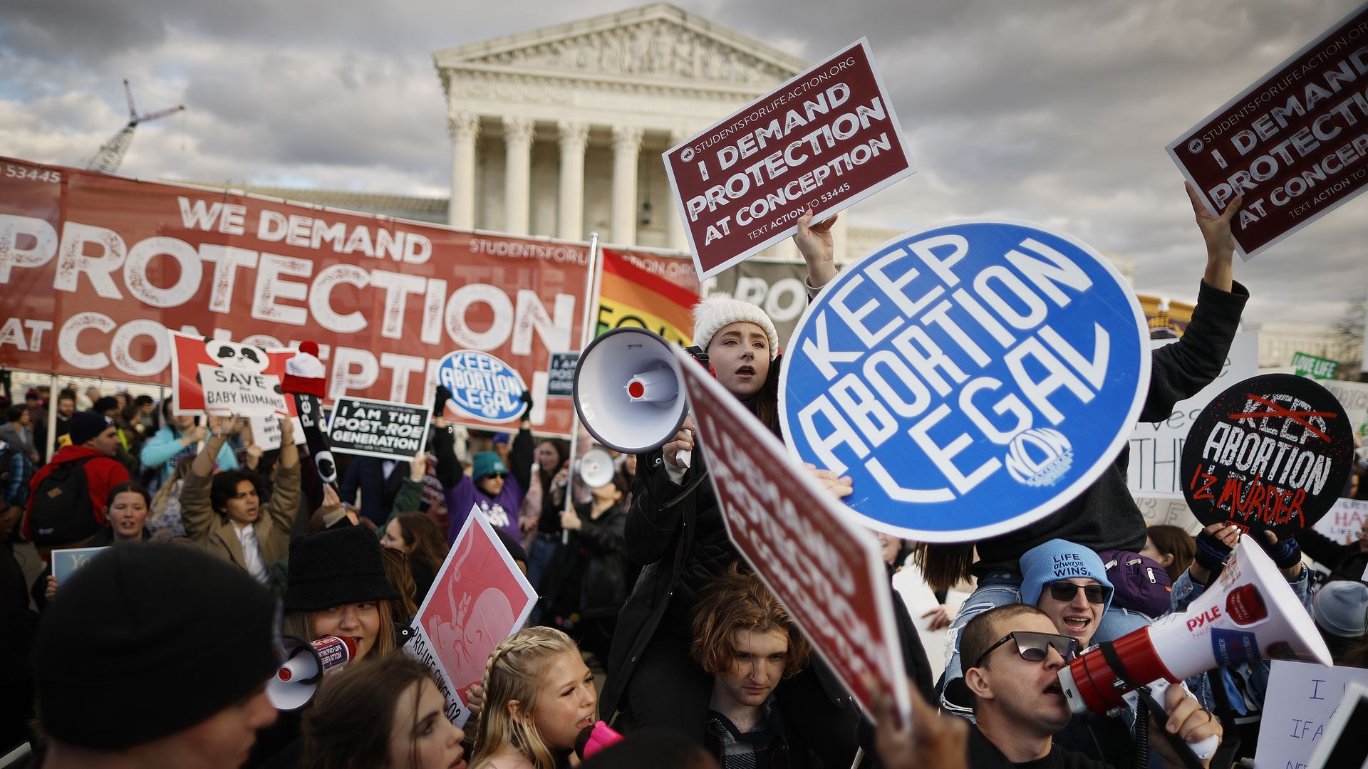 Picture of abortion rights and anti-abortion activists protesting outside of the Supreme Court building