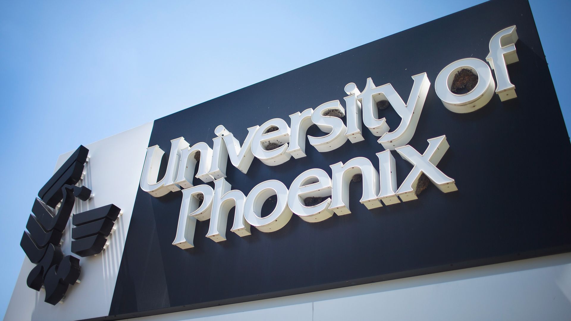 A sign that says, "University of Phoenix."