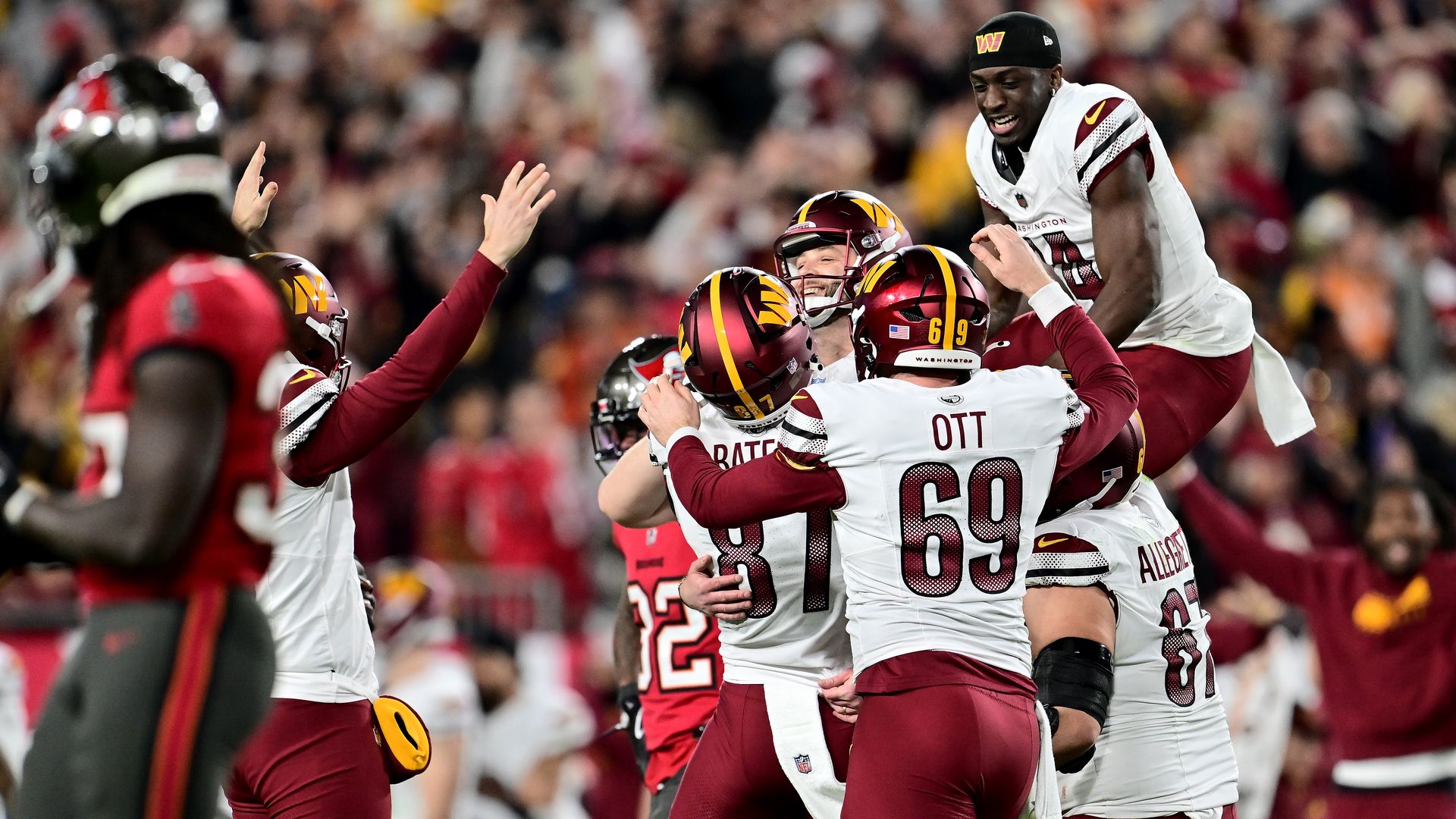 Commanders players celebrate winning field goal