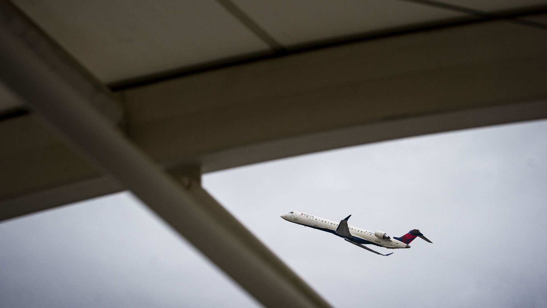 A Delta Air Lines plane leaving Raleigh-Durham International Airport 
