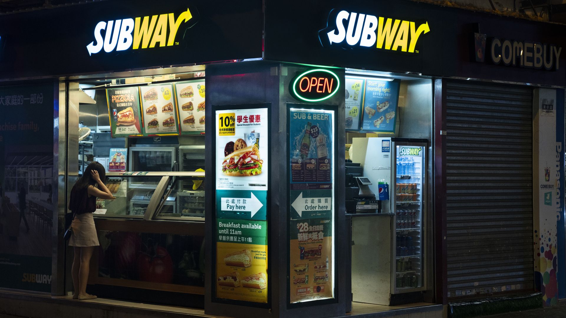 A Subway sandwich restaurant location.