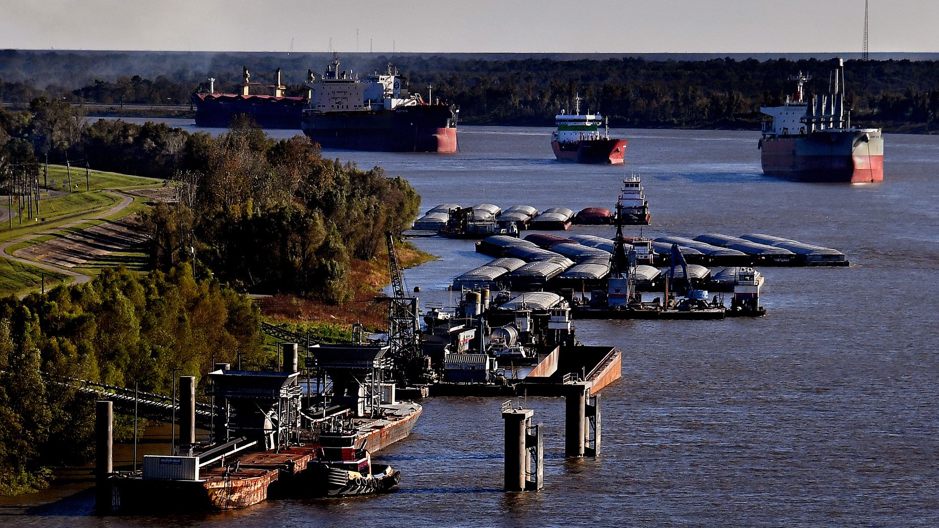 Ship traffic on the Mississippi River near Luling, Louisiana