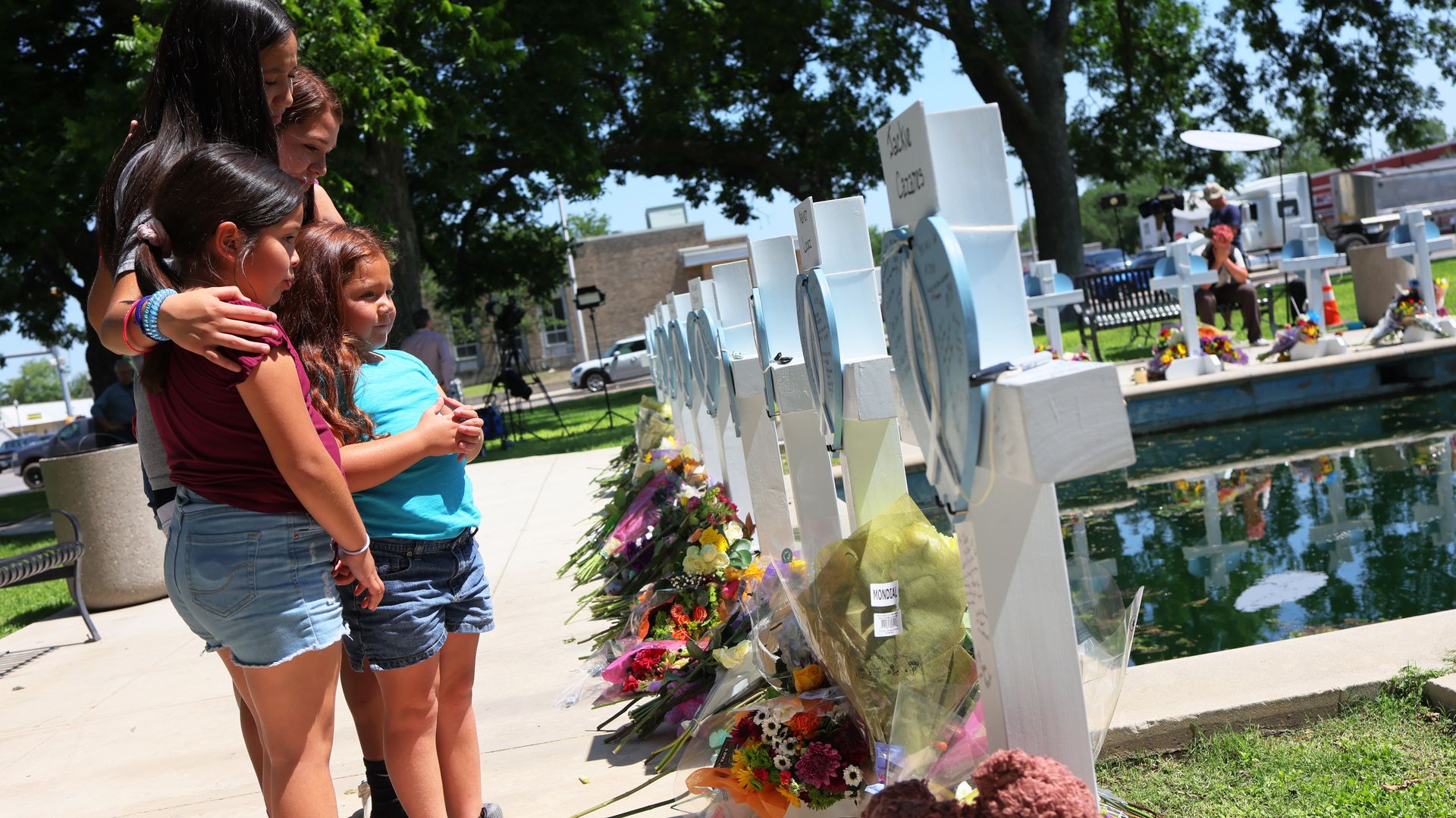 Picture of children visiting a memorial for the victims of the Uvalde shooting