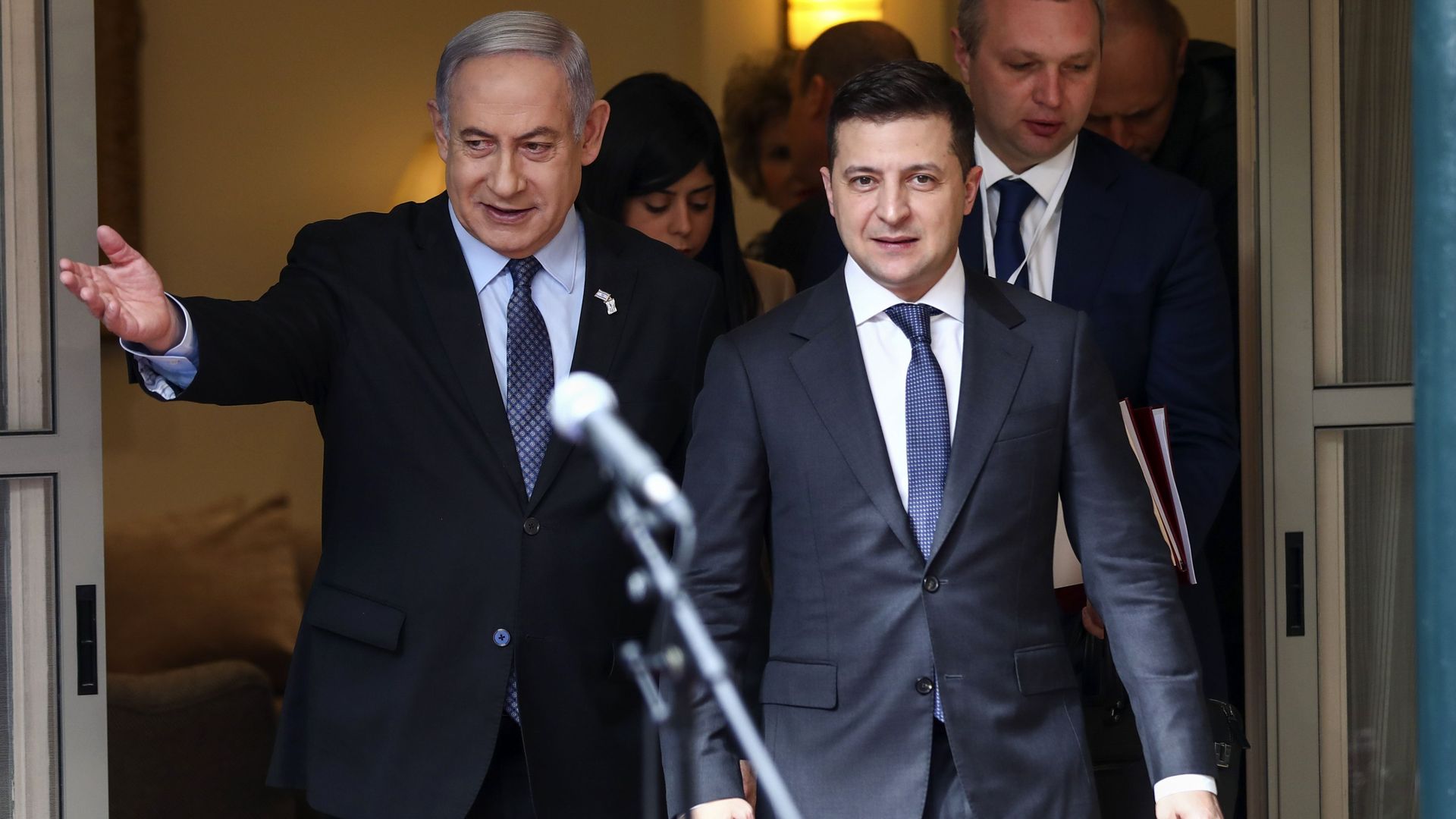 Israeli Prime Minister Benjamin Netanyahu (L) and Ukrainian President Volodymyr Zelenskiy 