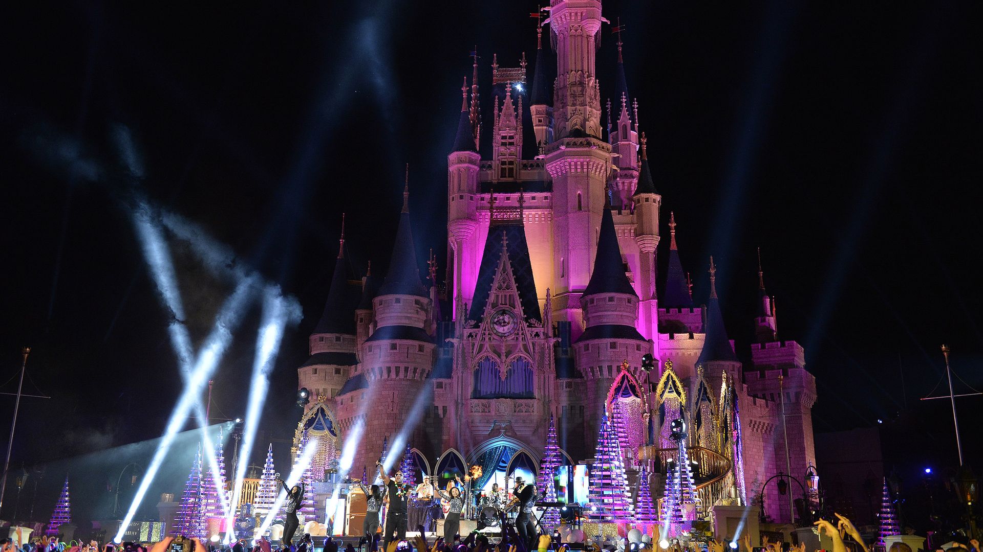 A view of the castle in Disney World at night