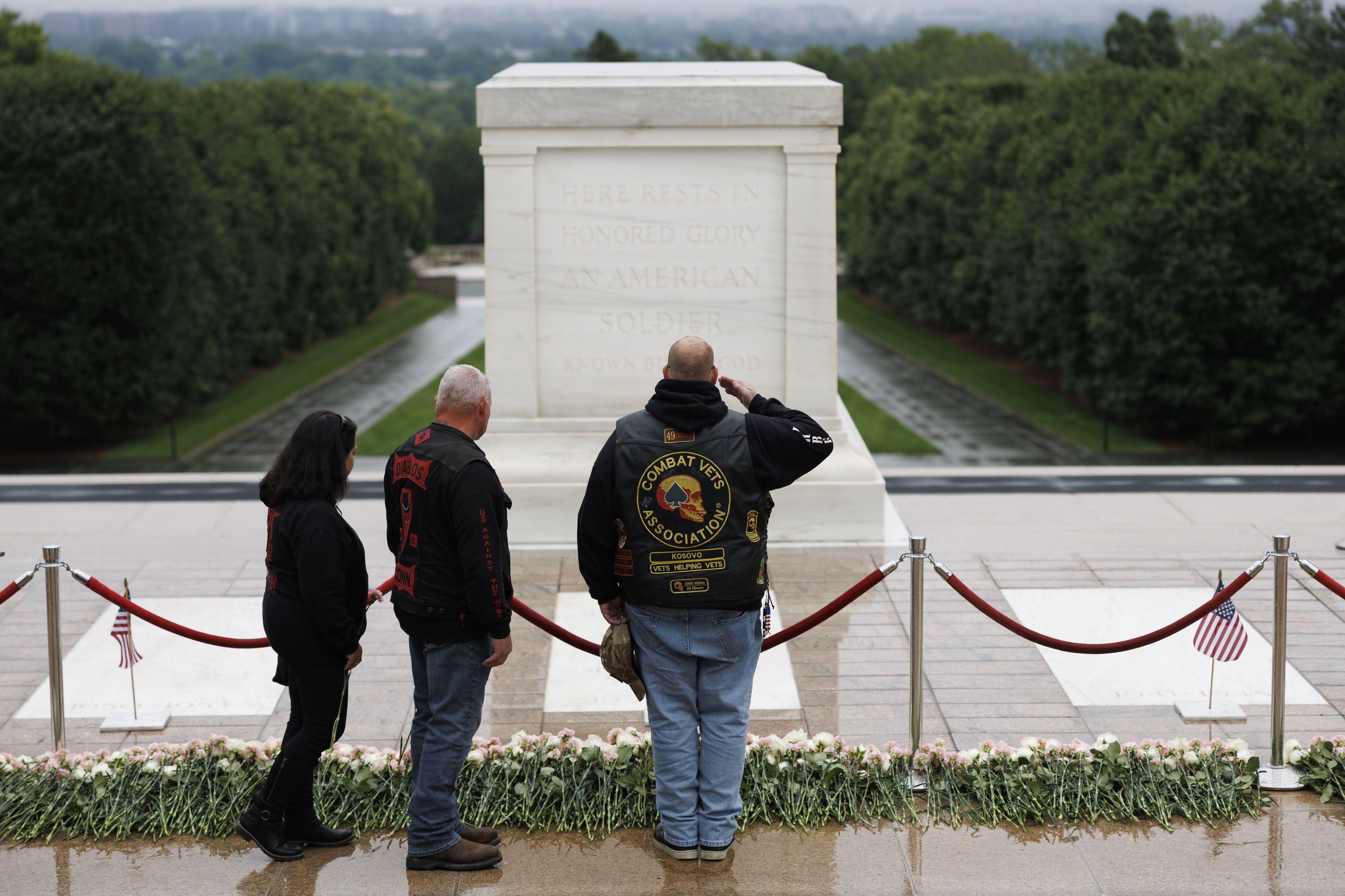 A visitor pay their respects yesterday at The Tomb of the Unknown Soldier in Arlington, Virginia. Photo: Tom Brenner/Getty Images