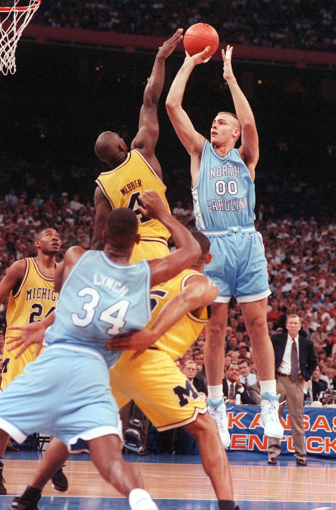 5 APR 1993: University of North Carolina center Eric Montross (00) jumps up for the shot as University of Michigan forward Chris Webber (4) tries to block during the NCAA Photos via Getty Images National Basketball Championship game at the Superdome in New Orleans, LA. North Carolina defeated Michigan 77-71 for the championship title.