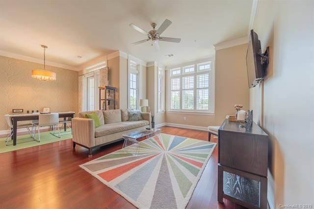 2810 Selwyn Ave #312 living room