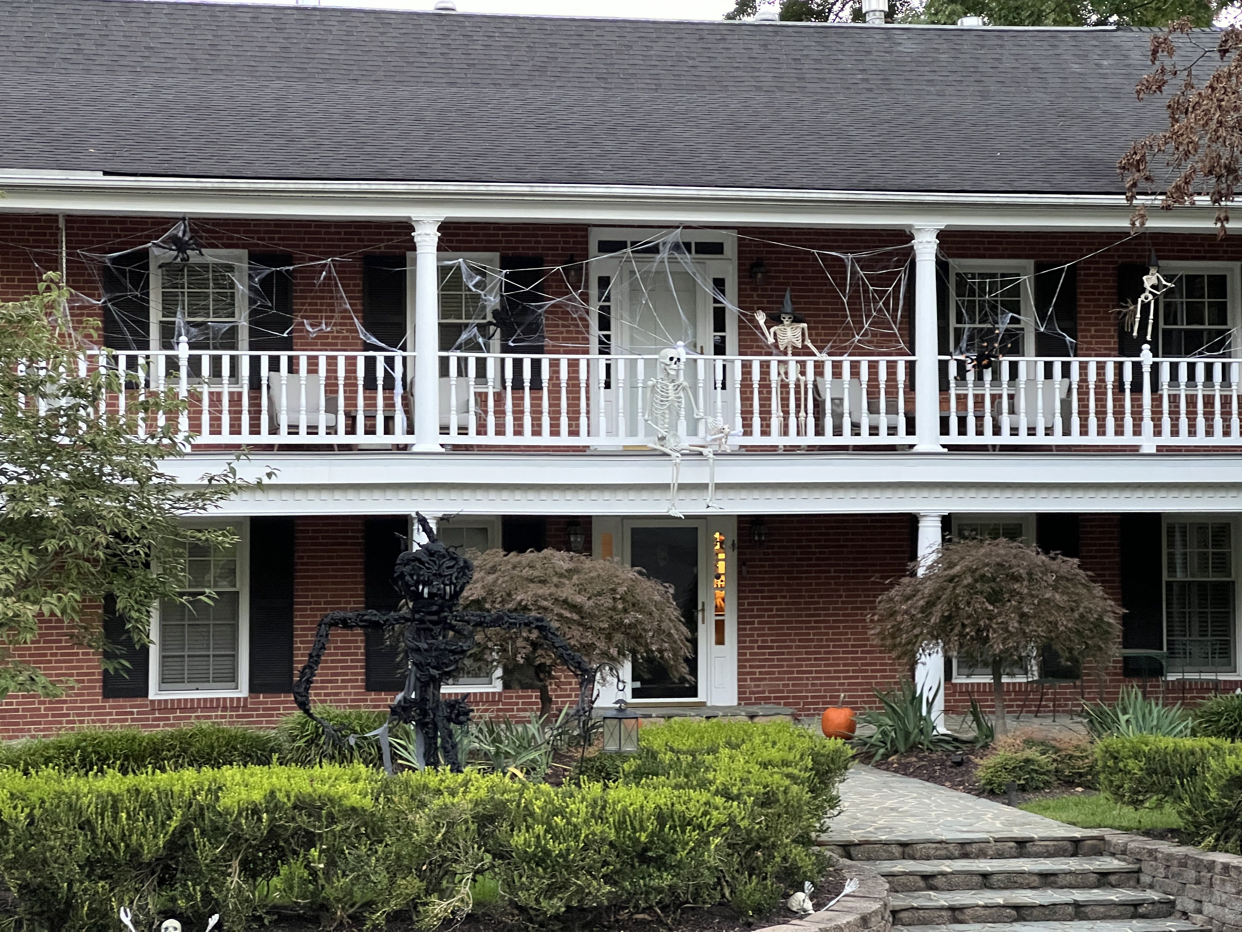 alexandria va home decked out in halloween decor