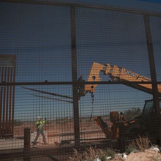 Trump's border wall lurches closer to schedule