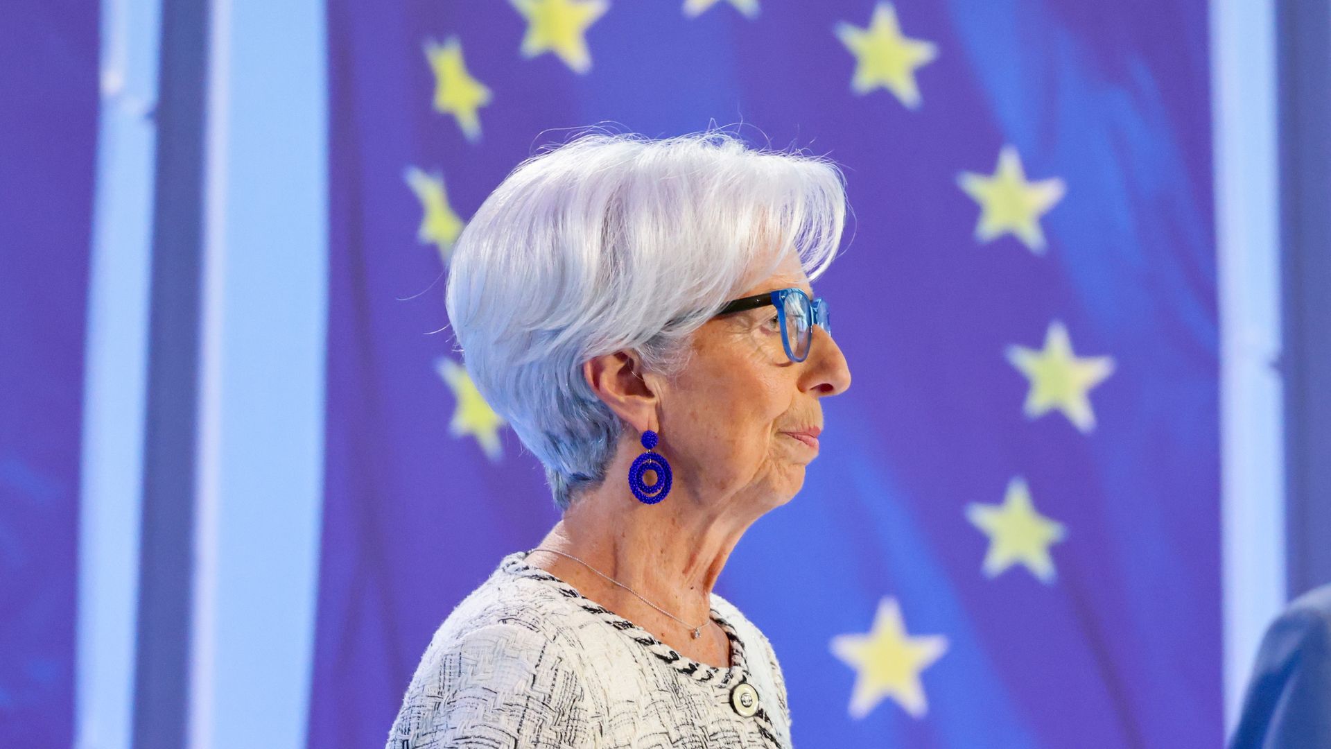 Photo o f ECB president Christine Lagarde in front of European Union flag