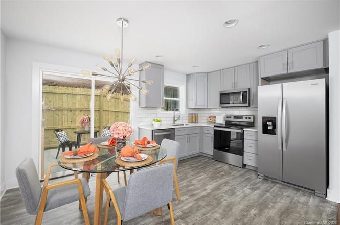 1901 Herrin Ave kitchen