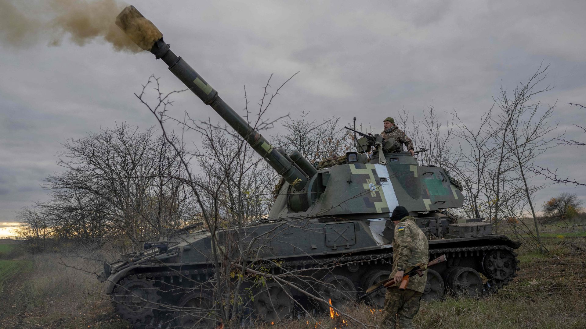 Ukrainian artillery unit members fire toward Kherson on Oct. 28.