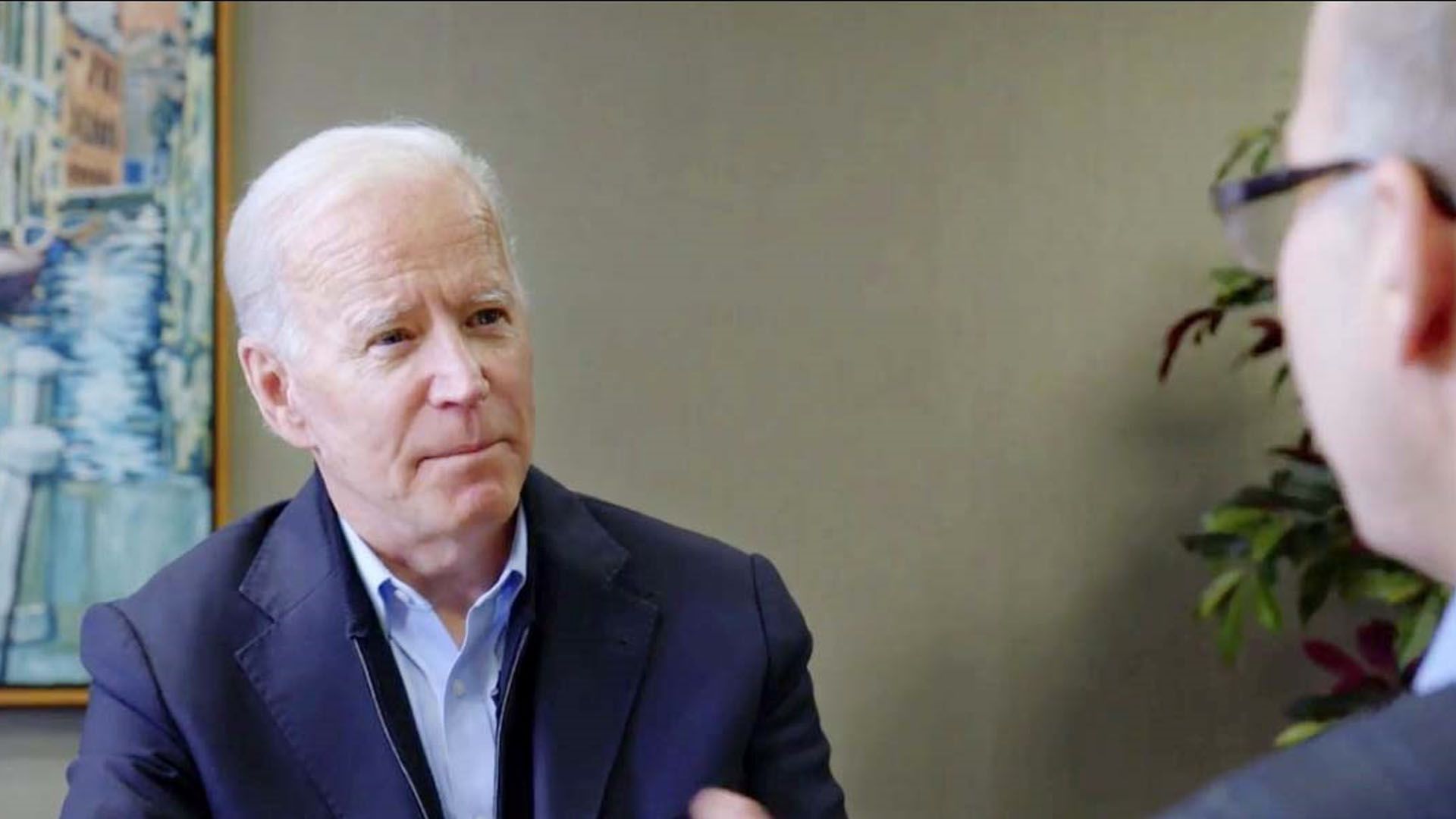 Photo of Mike Allen interviewing Democratic Presidential candidate Joseph Biden