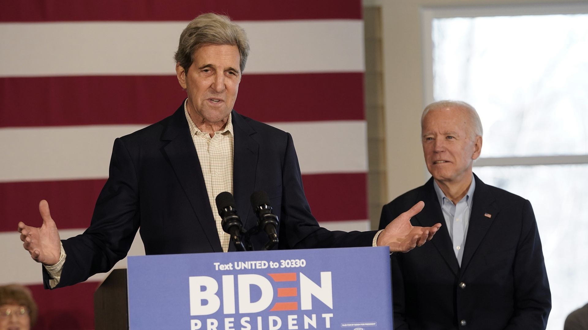  Democratic presidential candidate former U.S. Vice president Joe Biden (R) campaigns with former Democratic presidential candidate John Kerry (L) December 6, 2019 in Cedar Rapids, Iowa. 