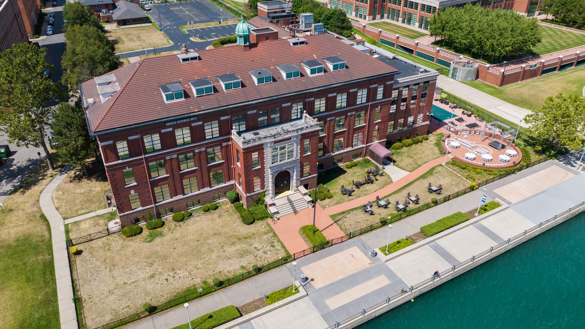 Aerial view of the Roberts Riverwalk Hotel