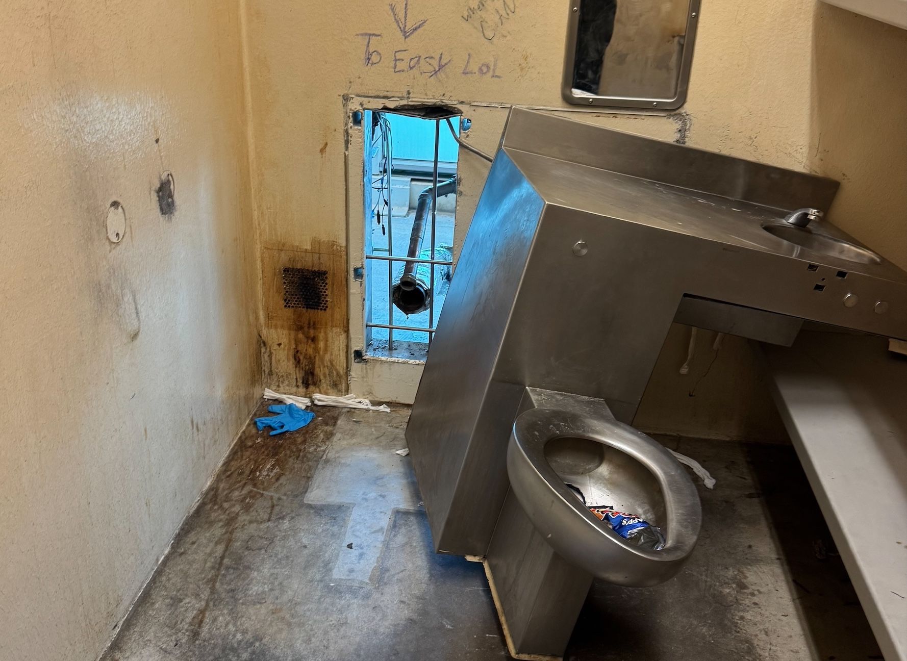 New Orleans jailbreak: 10 inmates escape through hole