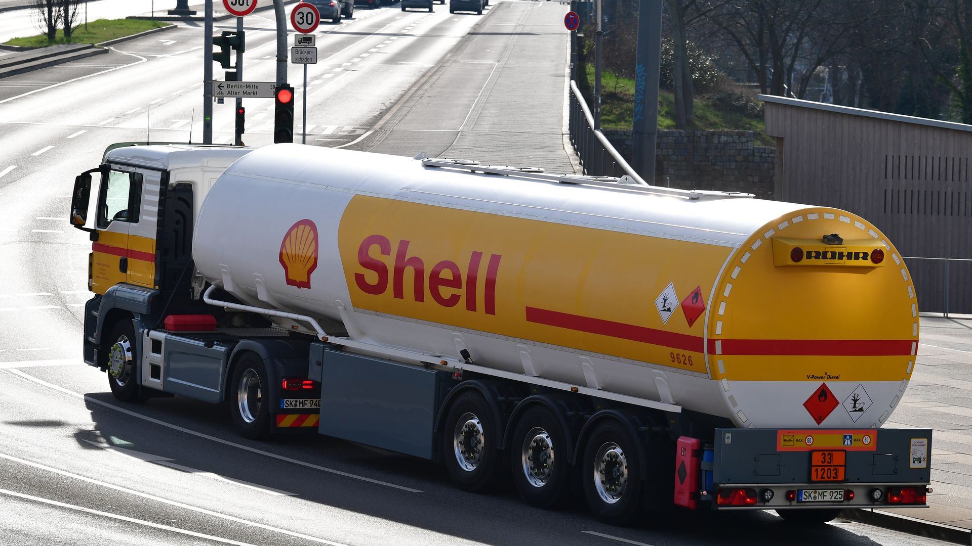 A truck with semi-trailer of the company Shell