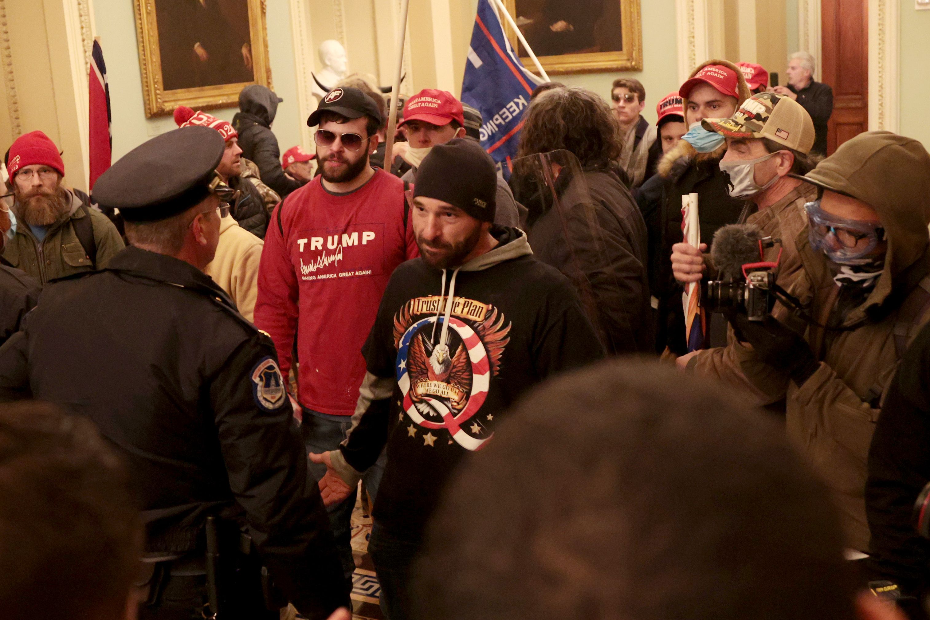Picture of trump supporters' encounter with police officers