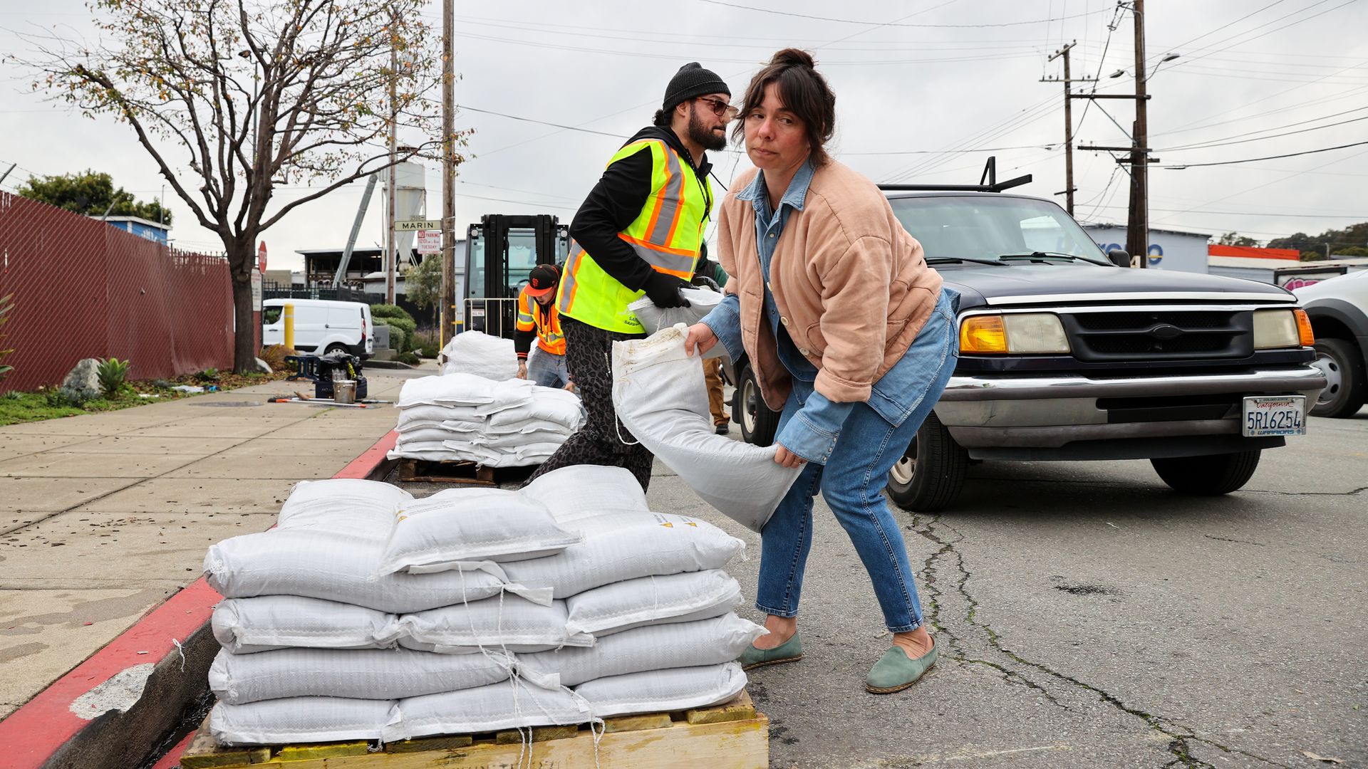 San Franciscans line up for sand bags ahead of storm