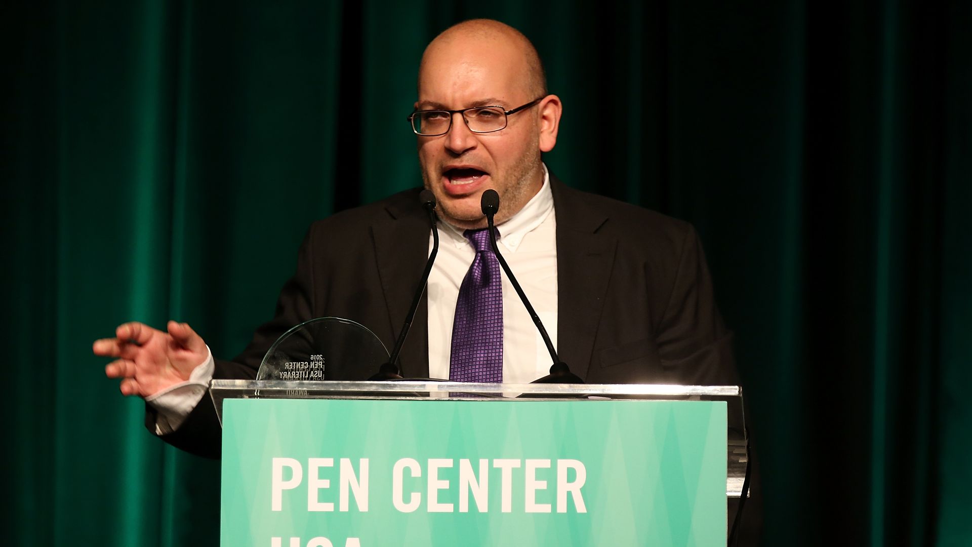 Jason Rezaian talks at a podium.