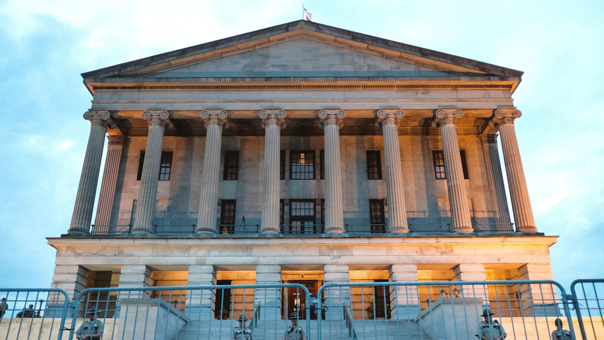 Photo of the Tennessee state capitol with four police guards standing in the front